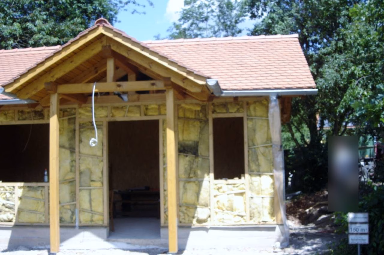 Vordach des Besprechungshauses mit Holzstützen