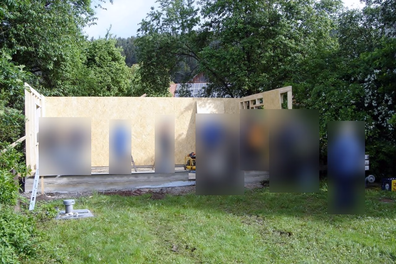 Wandaufbau beim Bau des Besprechungshauses, die Beteiligten sind unkenntlich gemacht