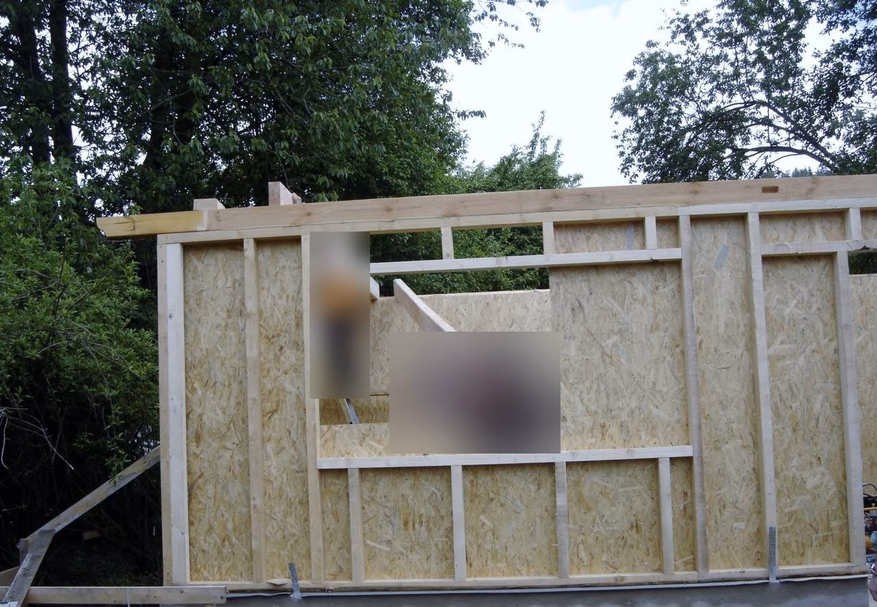 Wandelement aus Holz beim Bau des Besprechungshauses