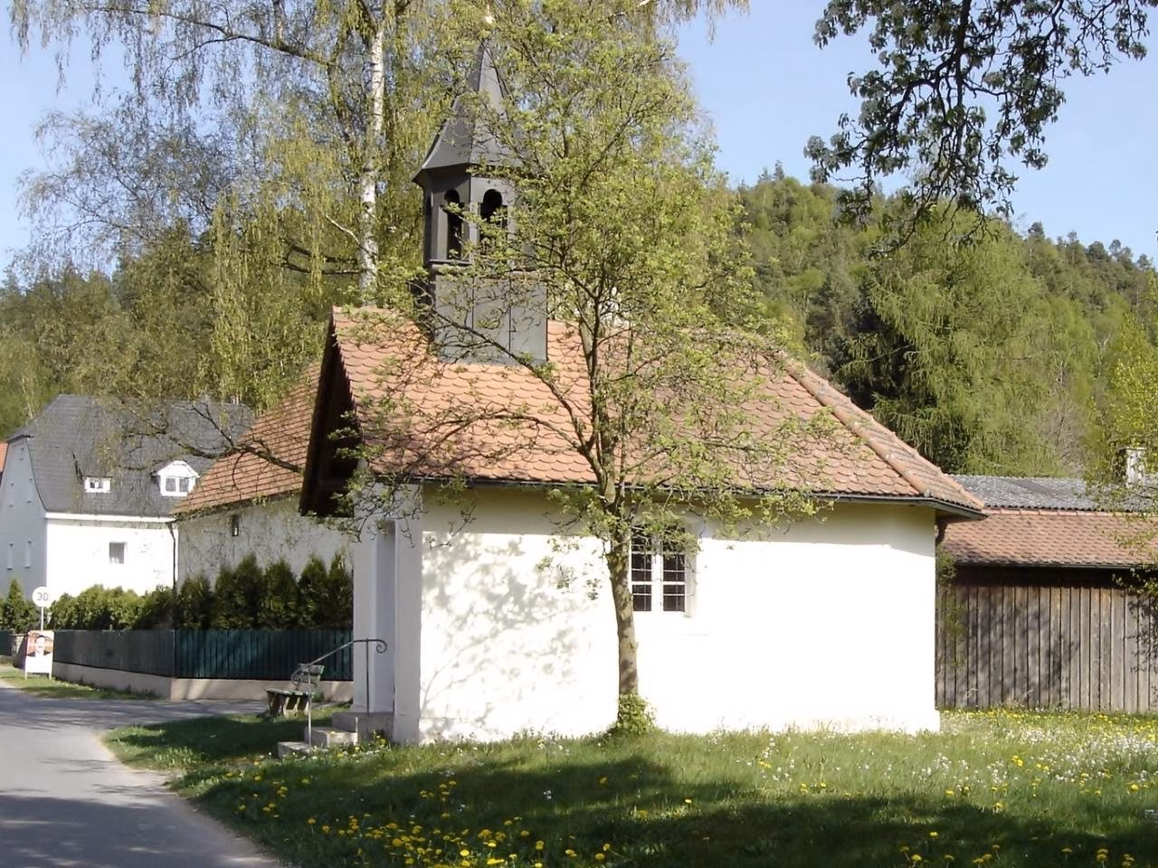Die Dorfkapelle von Döllnitz mit rotem Ziegeldach und Dachreiter