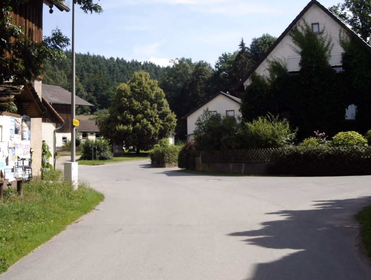 Dorfplatz mit Anschlagtafel in Döllnitz