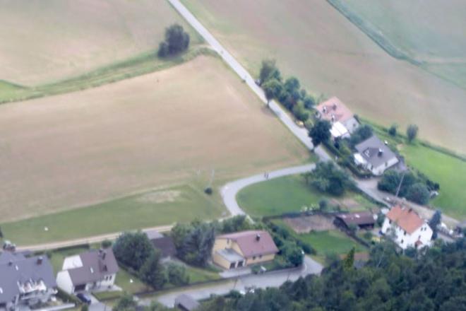 Luftbild der Häuser am Ortsrand zwischen Feldern