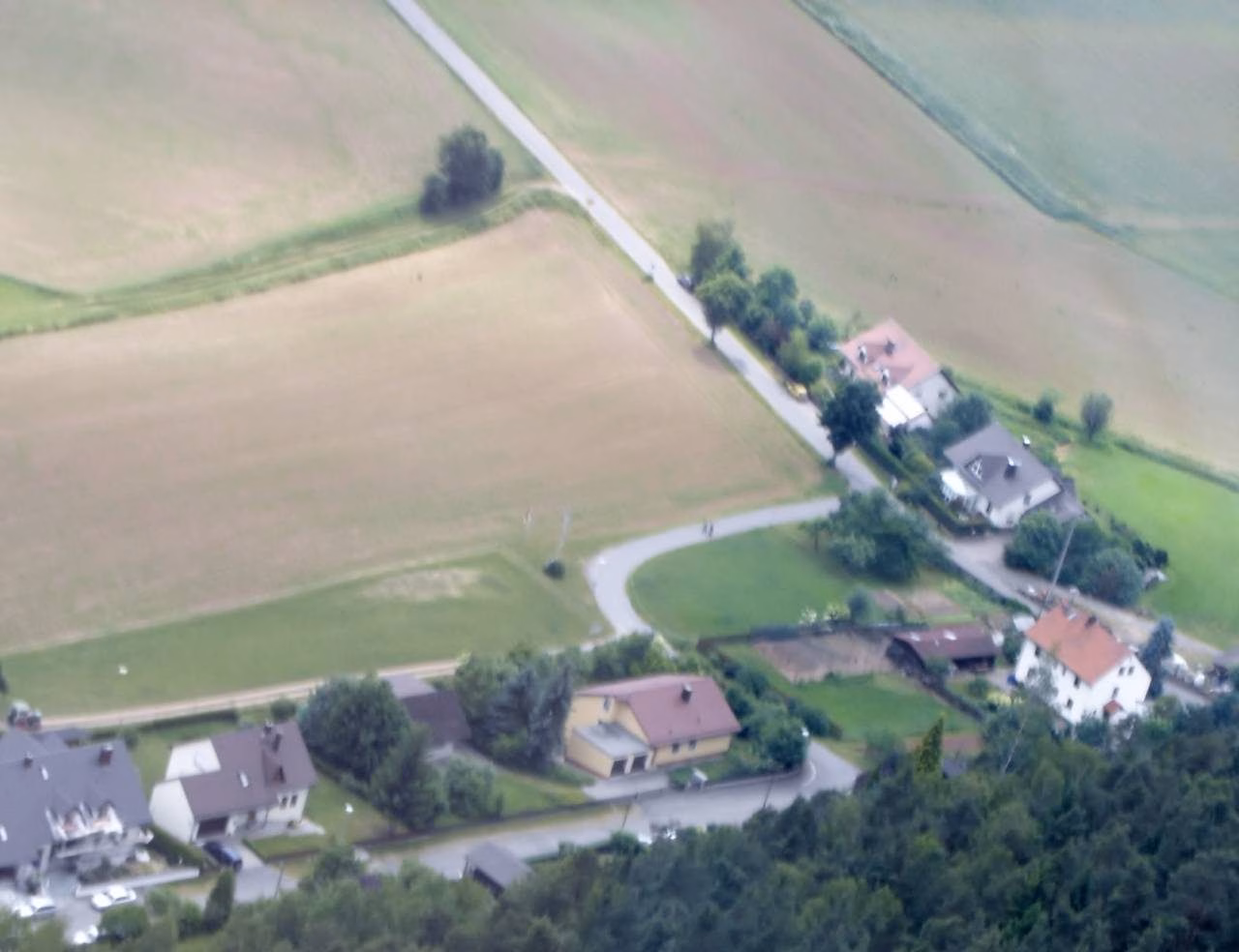 Luftbild der Häuser am Ortsrand zwischen Feldern
